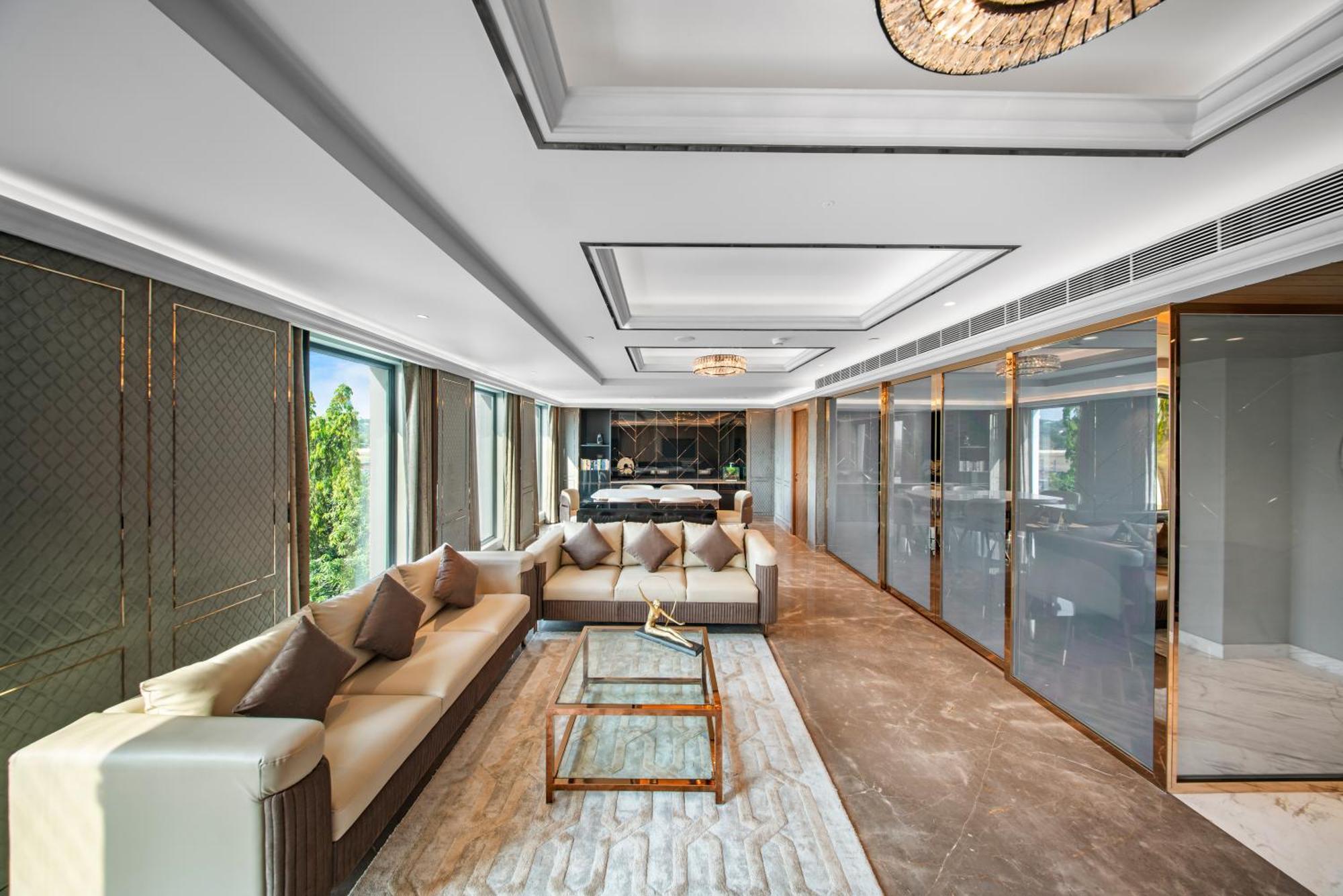 Radisson Blu Hotel & Suites Grt Chennai Exterior photo The Club at The Landmark