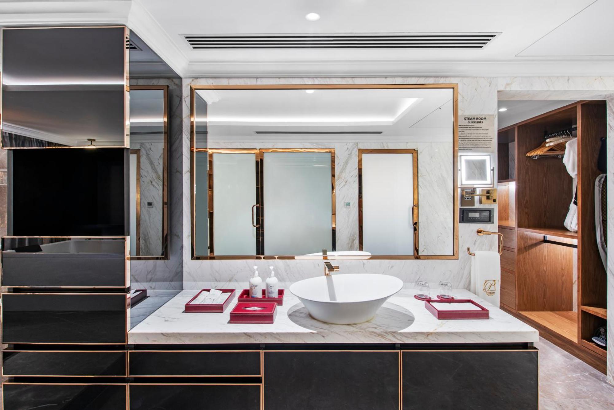 Radisson Blu Hotel & Suites Grt Chennai Exterior photo Bathroom